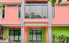 RedDoorz near Taman Mini Jakarta